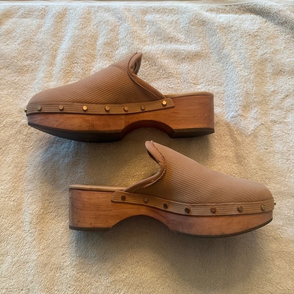 DV by Dolce Vita Tan Clogs - Picture 3 of 5